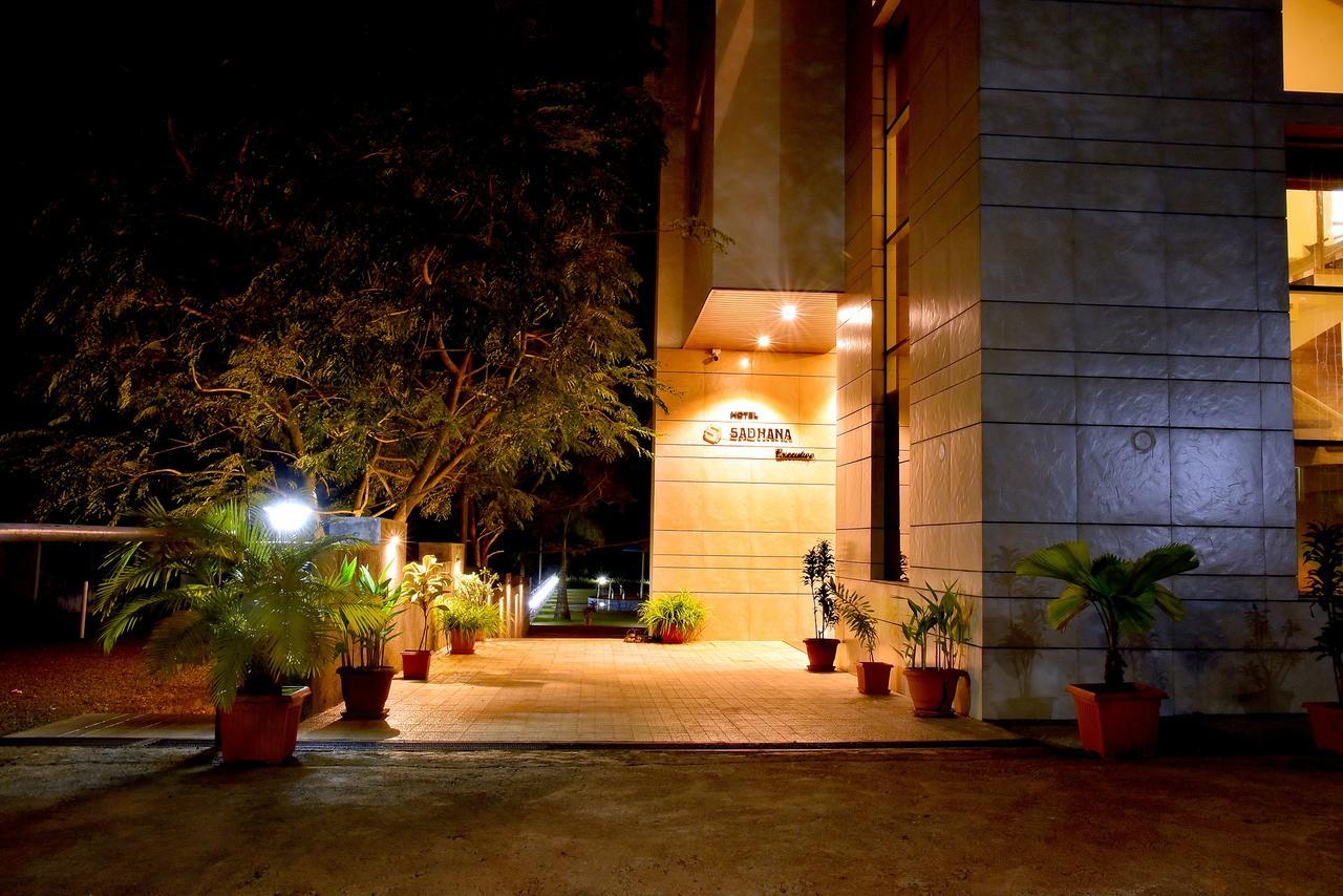 Hotel Sadhana Executive Dāpoli Kültér fotó
